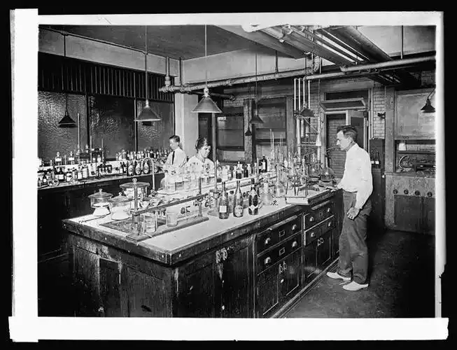 20世纪初,美国农业部化学局实验室里的最先进设备在参会的数百名