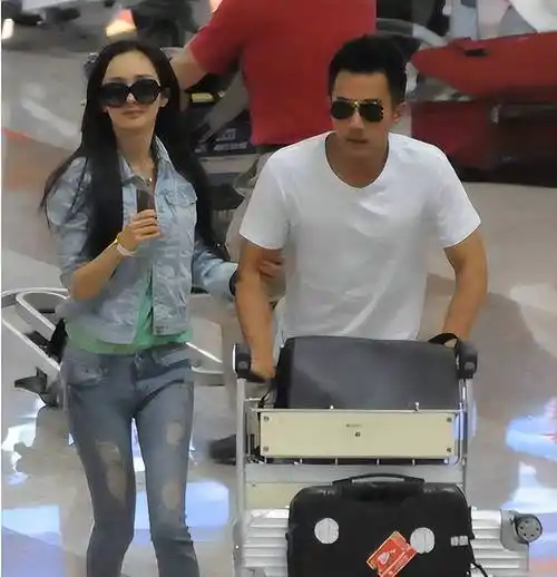 50岁刘恺威接小糯米放学父女颜值高,小糯米脸肉嘟嘟真小杨幂