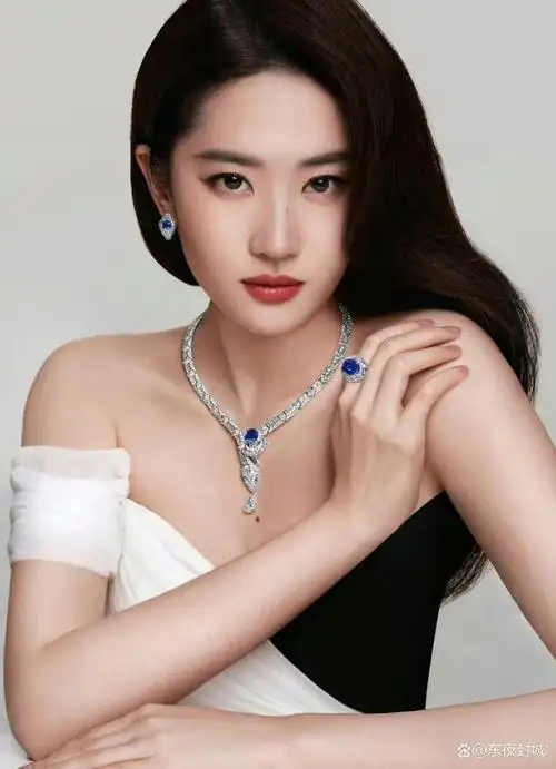 刘亦菲是娱乐圈的知名艺人,她已经入圈21年.