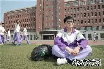 ▽ 等等等等, 还有数不清的学校. 看了这么多, 你觉得哪家校服最丑?