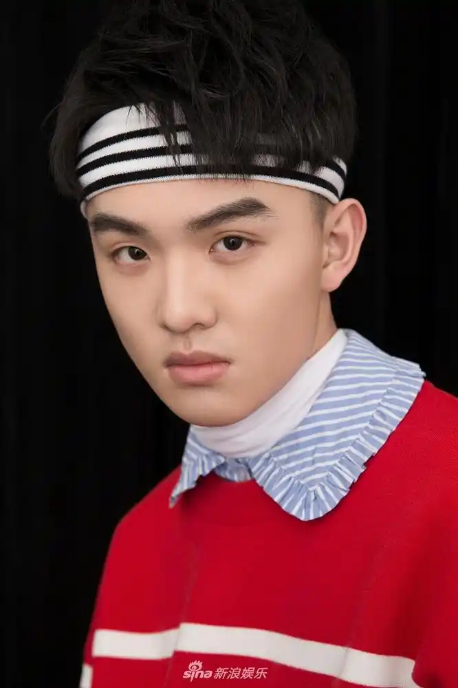 新浪娱乐讯 近日,00后小戏骨郑伟一组红色嘻哈写真曝光,照片中郑伟身