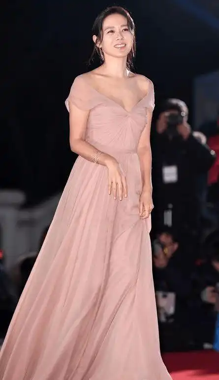 回顾"漂亮姐姐"孙艺珍的红毯秀,原来深v也能如此优雅高贵_礼服_女神