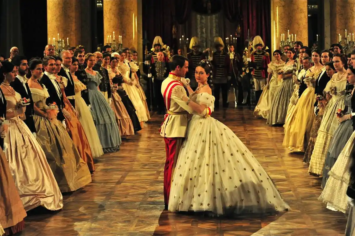 奢靡华服,权谋荣光:那些剧情,颜值都在线的欧美宫廷电影!