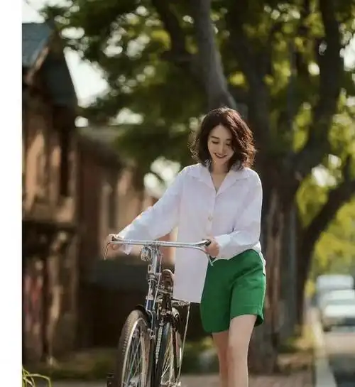 李小冉骑二八自行车出街,白衬衫 短裤干净优雅,网友:腿比车高