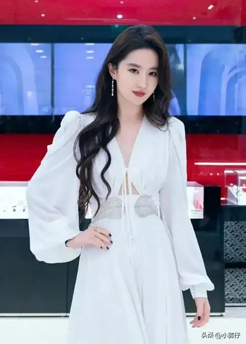 神仙姐姐刘亦菲一袭白色长裙惊艳亮相活动现场仙气飘飘