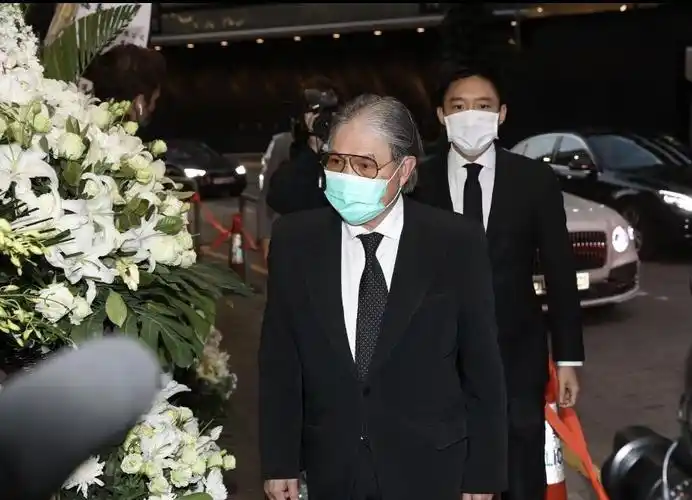 豪门第一帅霍启山和父亲现身葬礼一身黑西装像在拍电影