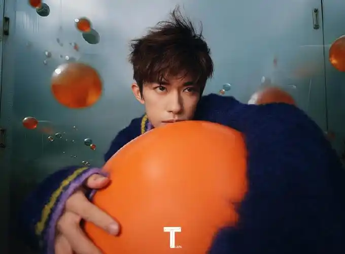 2021年在微博上分享的一个dv视频,@tfboys-易烊千玺坐着回忆的公交车