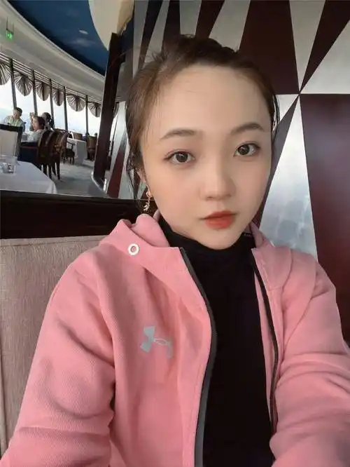 林妙可旗袍秀惊艳全场,珍珠发饰更添名媛气质,优雅迷人_照片_配饰