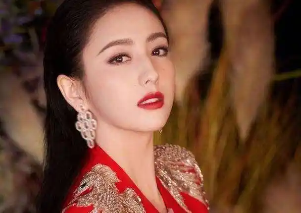 佟丽娅被我用烟头烫出一个疤,现在还留着,挺有意思的_老婆_女人_丈夫