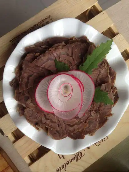 6.牛肉片摆盘,花朵放之间,搭配一片绿叶.