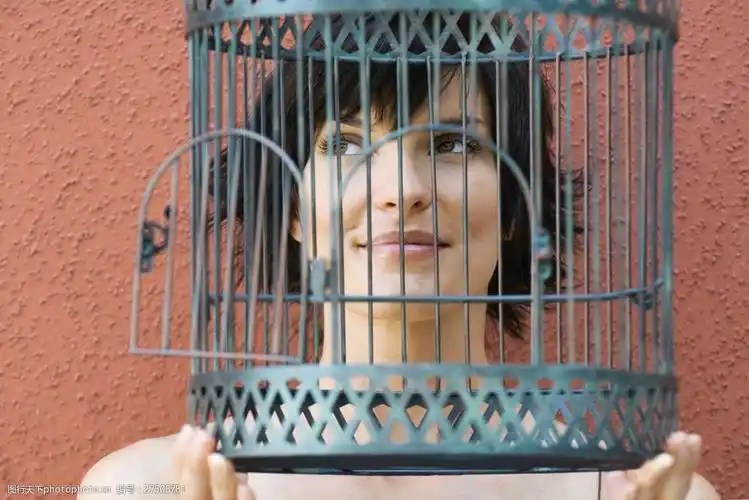 拿鸟笼的美女图片