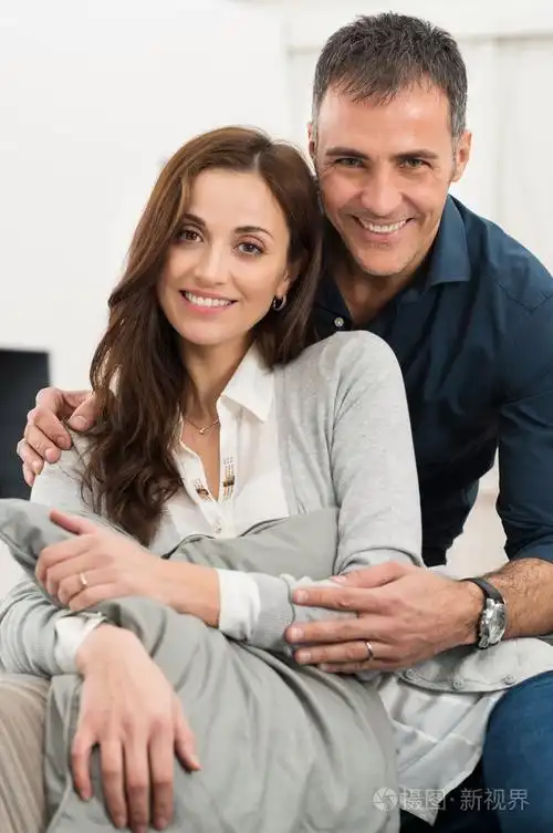 幸福恩爱的夫妻照片-正版商用图片1eiehn-摄图新视界