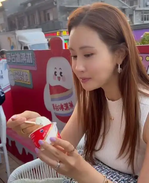 宛如芭比娃娃般闪耀李多海的杭州旅程茅台冰激凌竟成颜值杀手