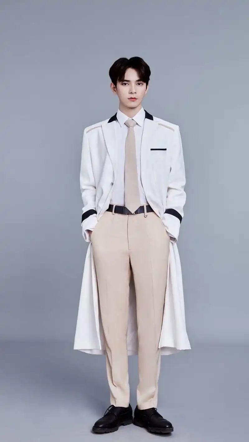 元气爱豆何昶希,帅气写真照来了,请收藏你喜欢的小哥哥吧