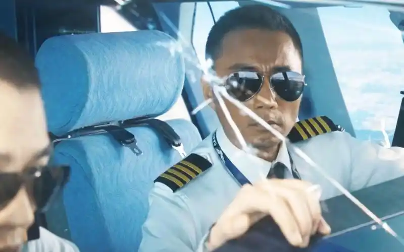 飞机挡风玻璃破碎,副驾驶被挂窗外,中国机长穿越风暴惊险求生!