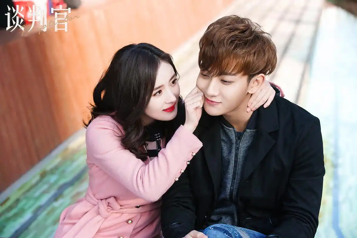 发布"暖心依偎"版海报,怼宠cp传递泪点共鸣湖南卫视