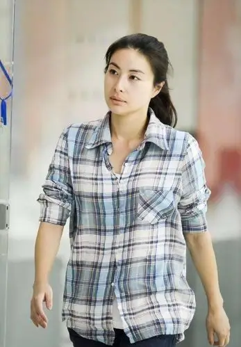 郭晶晶终于性感一次穿高开叉裙秀修长美腿表情害羞像个小女孩