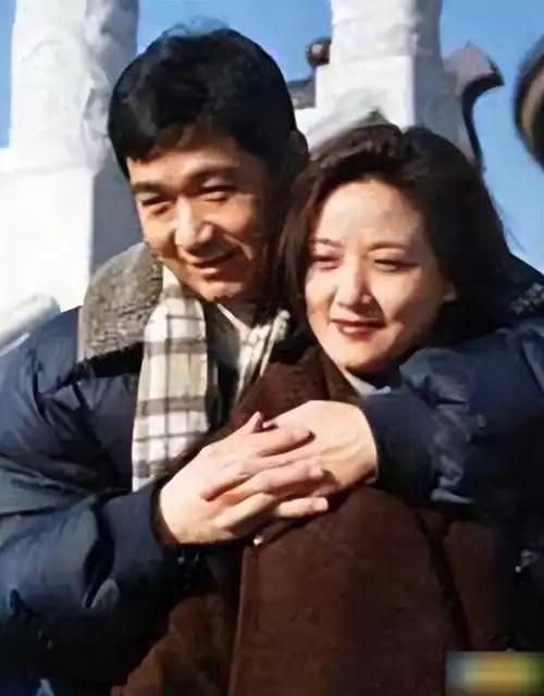 张默的样子让张国立十分头疼,他想了想,决定还是联系一下前妻罗秀春.