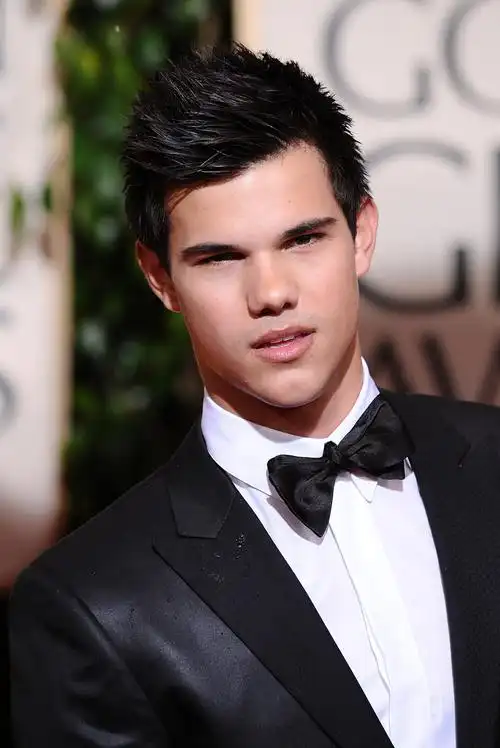 taylor daniel lautner()