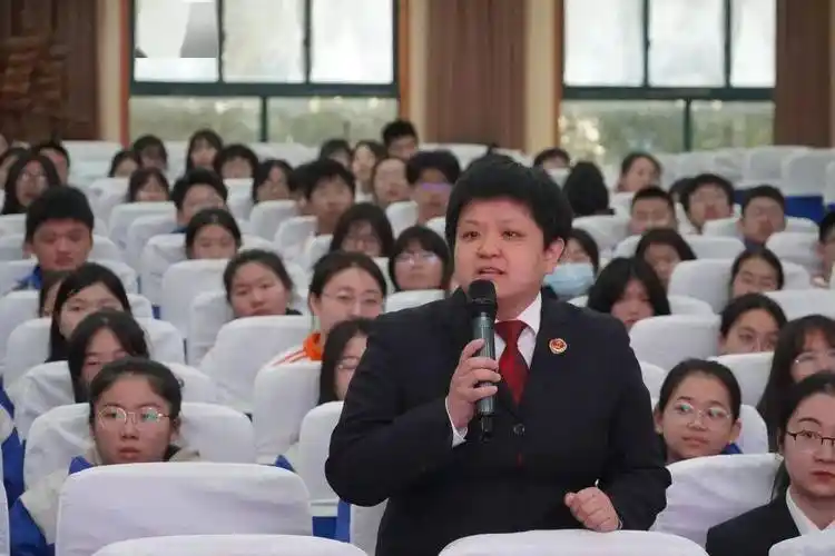 【文明创建知与行·文明校园】南昌县莲塘二中开展"如何遏制校园暴力"