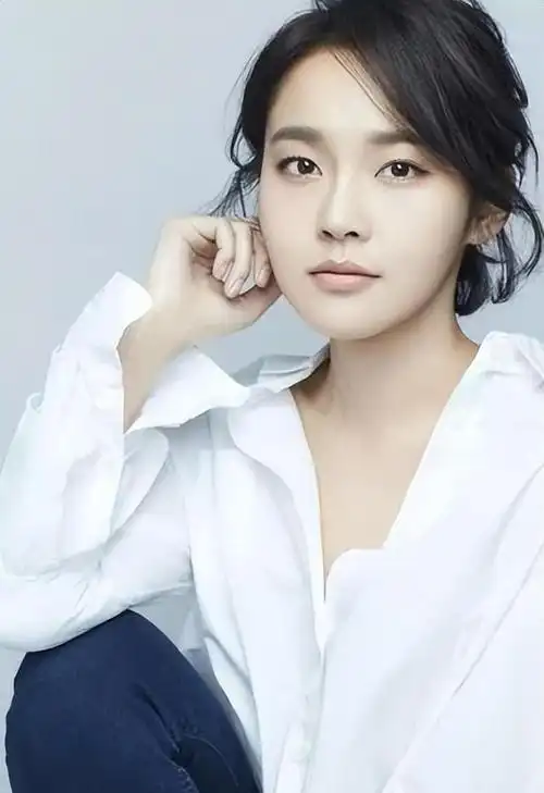 演员张佳宁:21年不认亲父,给母亲买500万房子,给自己找继父