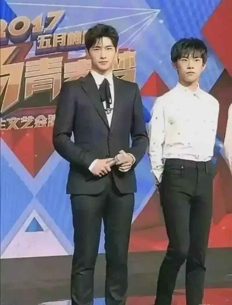 最近很多人议论杨洋身高不足175,千玺都有178,杨洋目测比千玺高3cm