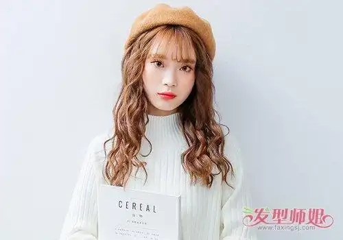 女生空气刘海小卷烫发发型