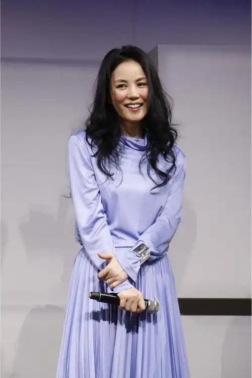 王菲真是挺会穿素颜出门也好看一身紫色装扮很有气质