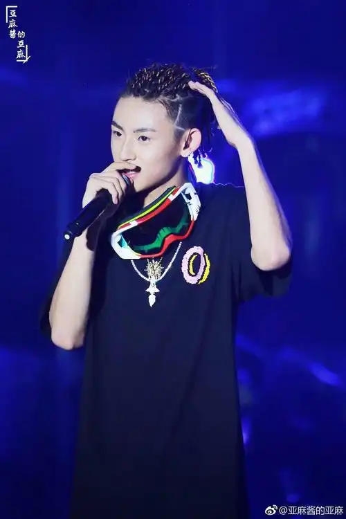 就会站在没有遮挡的那一块,和我们一起淋雨,因为他王琳凯就是这样的人