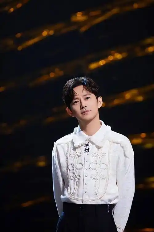 这一夜撕下他最后的"体面",事实证明在资本的浪潮下无人幸免_何炅