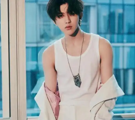 蔡徐坤身材简直绝了穿上白色背心秀肌肉粉丝看了都心动