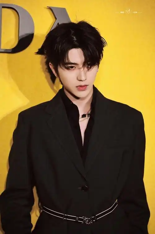 和蔡徐坤一起看prada大秀的第n次