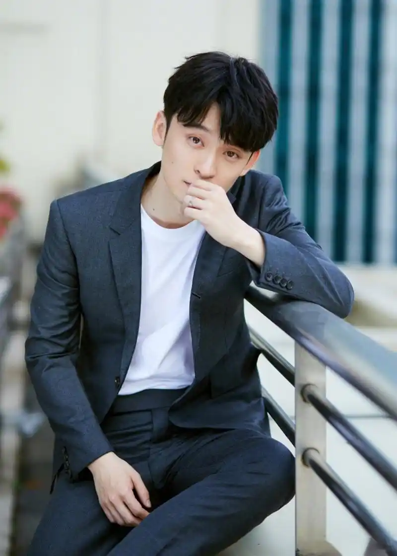 董子健一组天台冷调写真曝光,或眼神坚定或内敛沉思,初冬午后阳光勾勒