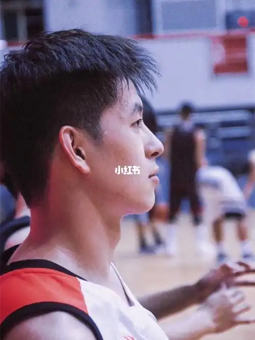 来自湖南大学的一名篮球体育生,他名叫@黄乙威_9,00后小哥哥一枚,身高