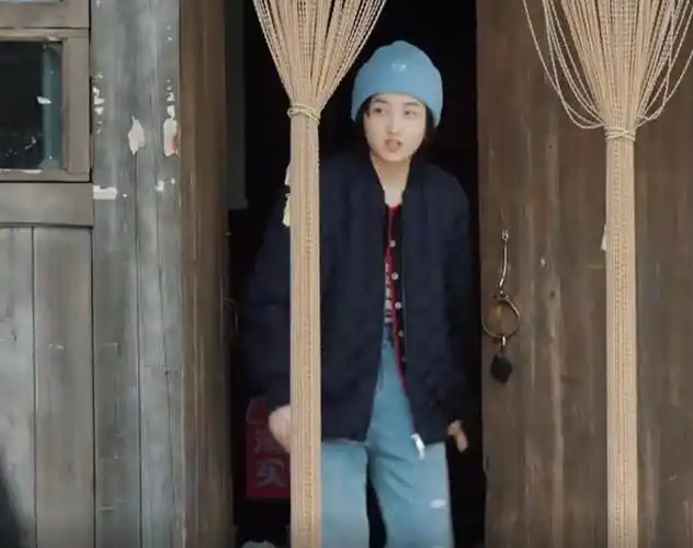 张子枫坐门口发呆梁靖康悄悄说她像老头看清坐姿让人笑出声