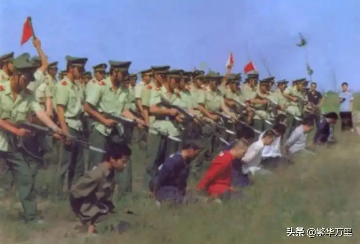 枪毙死刑犯(枪毙半个头没了)