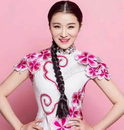 《大红公鸡毛腿腿》张红丽