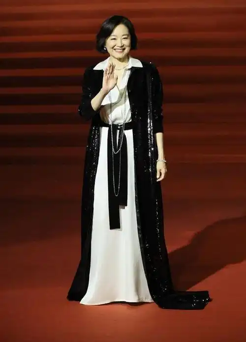 69岁的林青霞获金马奖颁发终身成就奖,她穿着著名美术指导张叔平为她