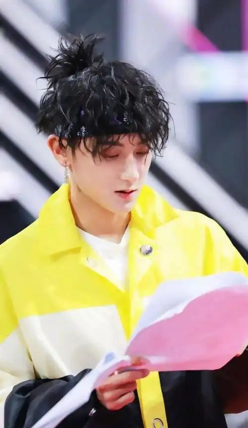 黄子韬又换发型小泰迪卷发奶萌可爱网友果然发型撑起整张脸