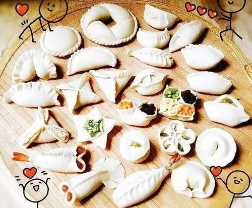 饺子的形状,颜色各种各样,有肉馅的,虾仁馅的,玫瑰馅的～～人们可以