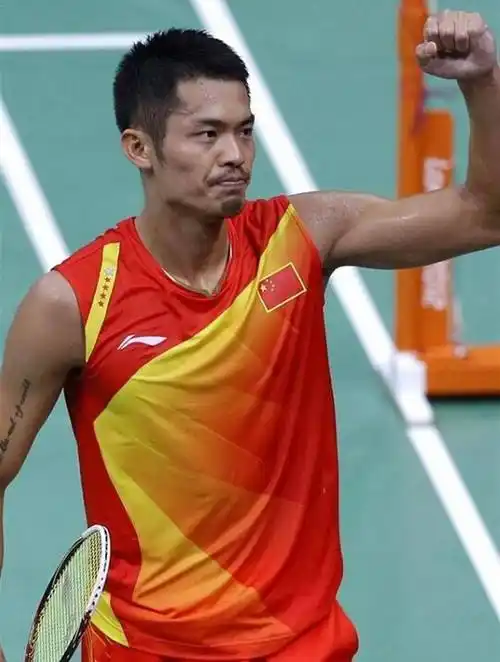 林丹假扮路人打球,不料被区级冠军大叔嫌弃:我怕球你都接不到3-度小视