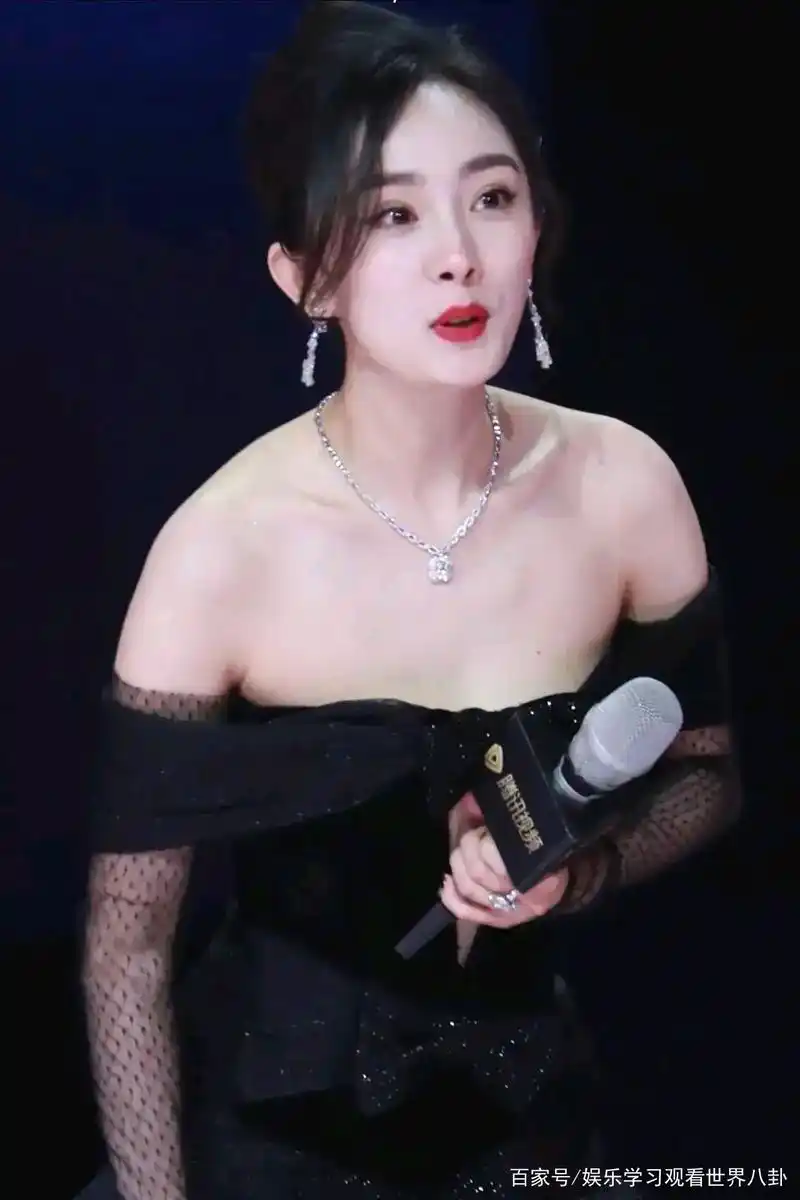 杨幂身穿黑色拼接鱼尾裙,一字肩设计,胸前v领,惊艳到了