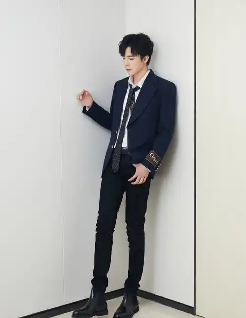 刘宇宁的身材真的超绝!满屏的细腰长腿,清秀俊朗又尽显温柔帅气