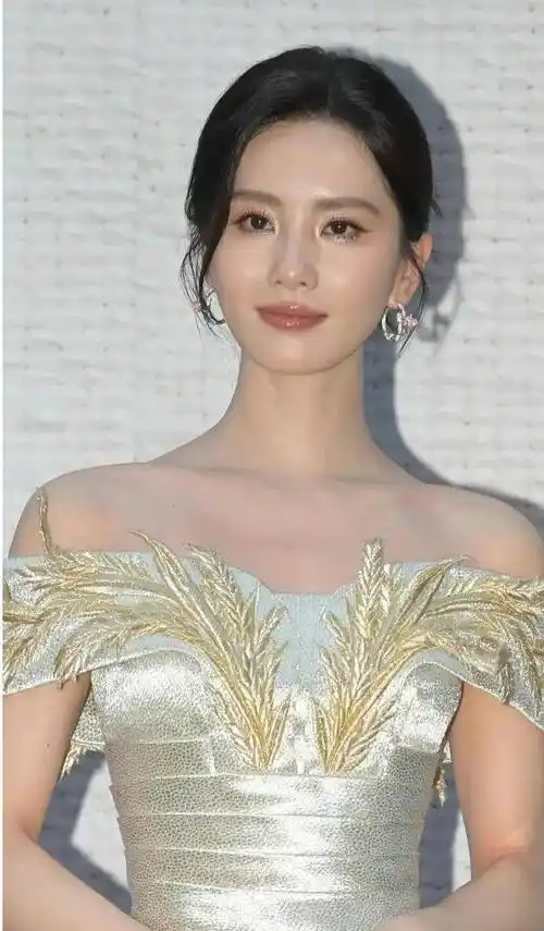 刘诗诗近照面相都变了,脸部紧致但水光感十足,丝毫没有当年灵气