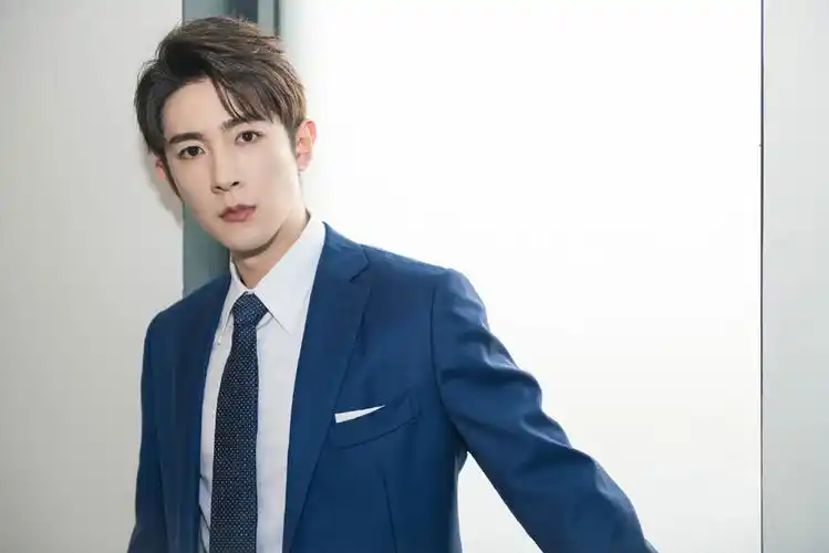 季肖冰帅气有型西装写真图片,明星,高清,帅气,时尚,魅力,季肖冰