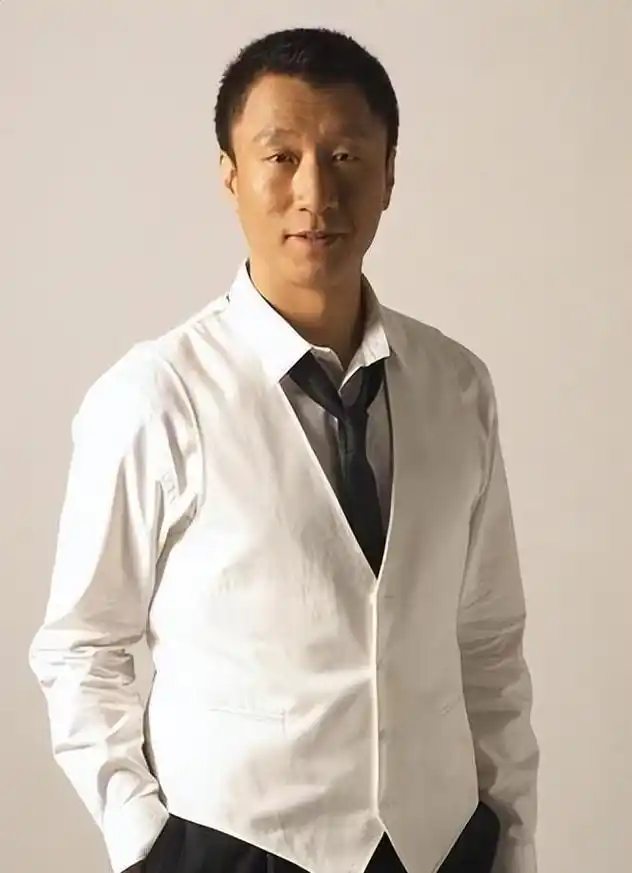 在陈冲之后,孙红雷被传与巩俐真情流露,抛弃丁嘉丽也要移民?