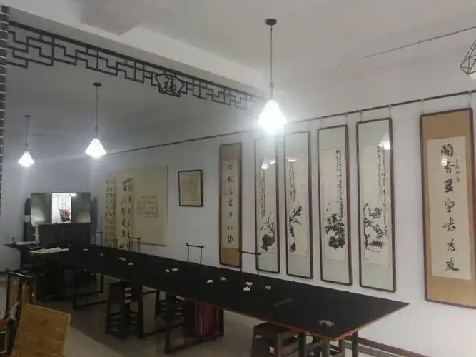 书院装修古朴环境优雅,专业从事书法培训,同时经营名家字画,文房四宝