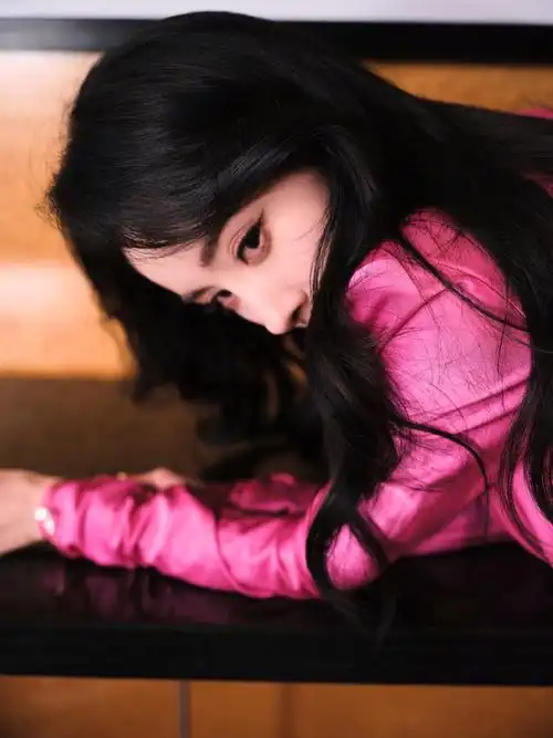 杨幂穿亮粉色绸缎短裙太撩人 美腿纤细修长