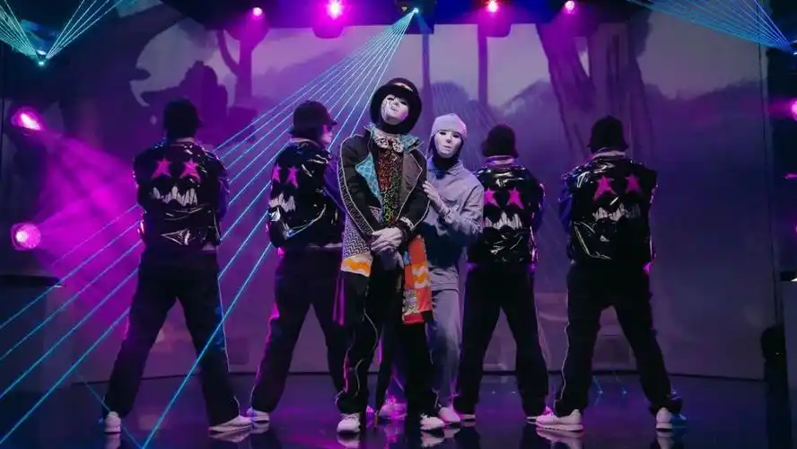 而总是戴着白面具演出的假面舞团更是在街舞界中享负盛名,除了与众不