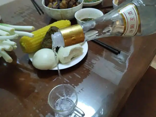 位实实在在的老酒鬼,每顿晚饭总离不开二两小酒,但他的喝酒习惯很奇怪